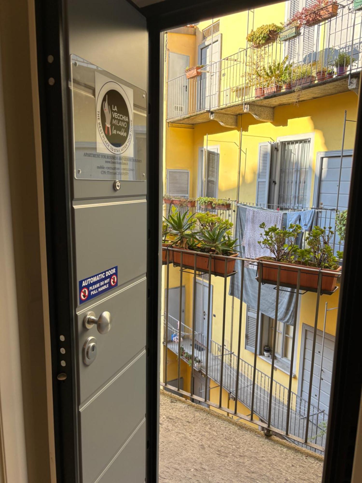 La Vecchia Milano-Les Nubles Vannucci - Il Ballatoio E Il Cortile Exterior photo